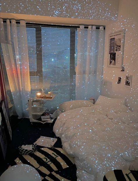 Bedroom Themes, Cool Rooms, Room Inspo, Bedroom Interior, Blinds, Interior Decorating, Sweet Home, Room Decor, Apartment