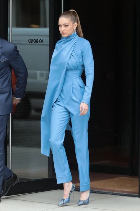 Celebrities in Monochromatic Outfits [PHOTOS] – Footwear News بريانكا شوبرا, Mode Monochrome, Gigi Style, Gigi Hadid Outfits, Monochromatic Fashion, Gigi Hadid Style, Celebrity Style Icons, Monochromatic Outfit, Red Carpet Outfits