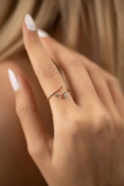 ✦ Note: All images are sourced from various creators and are shared for inspiration only.✦ Simple Ring Design, Ivy Ring, Hand Jewelry Rings, Best Friend Birthday Gift, Woman Ring, Modern Gold Jewelry, Pretty Jewelry Necklaces, Friend Birthday Gift, Green Ivy