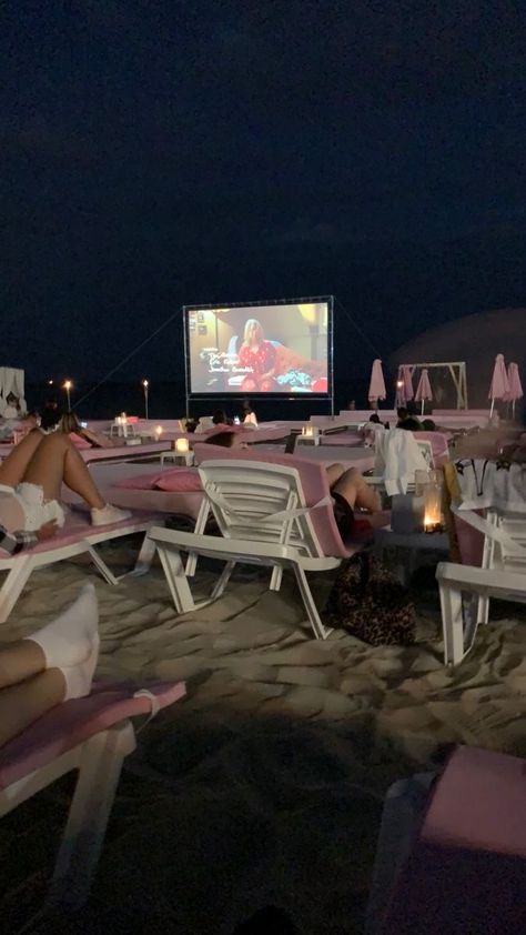 pink movie night Pink Movie Night, Summer I Turned Pretty Aesthetic, Cousins Beach, Belly Conklin, Jeremiah Fisher, Conrad Fisher, Decoration Restaurant, Dump Ideas, Pretty Aesthetic