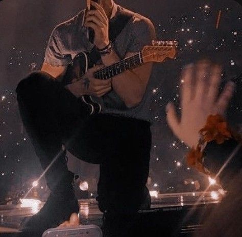 Guitar Man Aesthetic, Guy Singing Aesthetic, Male Singer Aesthetic Faceless, Singer Aesthetic Male, Singer Boy Aesthetic, Male Popstar, Singer Aesthetic Boy, Male Musician Aesthetic, Boy Band Aesthetic