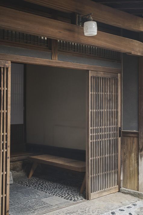 Japanese Front Door Entrance, Minka House Japanese Style, Japanese Hallway, Japanese Facade, Japanese Exterior, Traditional Architect, Japanese Door, Asian House, Wabi Sabi Design