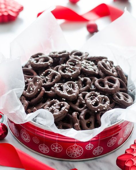 christmas candy recipes dark chocolate covered pretzels Devilled Eggs Recipe Best, Peppermint Hot Cocoa, Covered Pretzels, Christmas Food Gifts, Christmas Candy Recipes, Almond Bark, Chocolate Pretzels, Salted Chocolate, Chocolate Covered Pretzels