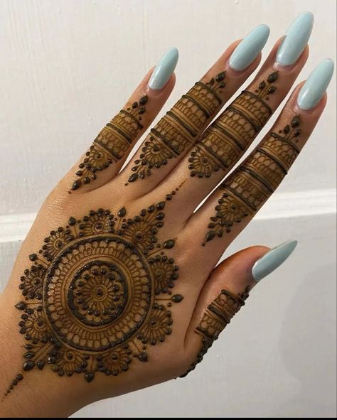 Circle Henna Designs, Mehndi Designs Simple Easy, Mehndi Inspiration, Back Side Mehndi Design, Side Mehndi Design, Back Side Mehndi, Elegant Mehndi, Round Mehndi Design, Mehndi Designs Simple