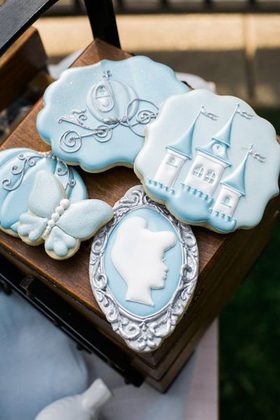 Cinderella Inspired Cookies #cinderellacookies #cinderellaweddingideas #cinderellapartyideas #cinderellabirthdayparty Cinderella Themed Wedding Cake, Cinderella Cake Quinceanera, Cinderella Themed Desserts, Cinderella Wedding Aesthetic, Cinderella Cookies Decorated, Cinderella Aesthetic Wedding, Cinderella Desserts, Cinderella Treats, Cinderella Dessert Table