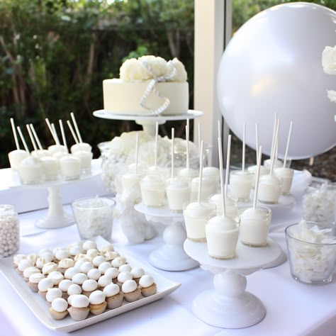 All White Party Ideas Birthday, White Color Party Food, Backyard White Party, White Party Birthday Ideas, All White Party Ideas Decoration, All White Reception Decor, White Themed Food, White Bday Theme, White 18th Birthday Party