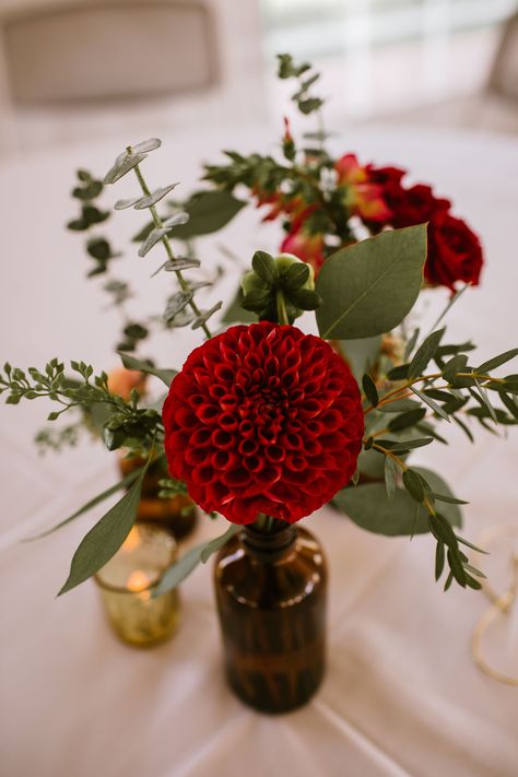 Dahlia Centerpiece Wedding Simple, Brown Bottle Bud Vase, Bud Vases Red Flowers, Burgundy Dahlia Centerpiece, Simple Burgundy Wedding Centerpieces, Amber Vase Centerpiece, Dahlia Bud Vase Centerpiece, Christmas Bud Vase Ideas, Black Bud Vases Wedding