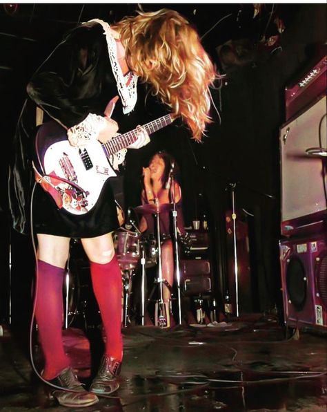 Kat bjelland of babes in toyland Riot Grrrl Aesthetic, Riot Grrrl Fashion, Kat Bjelland, Feminist Punk, Scene Punk, Angry Girl, Rocker Girl, 90s Fashion Grunge, Guitar Girl