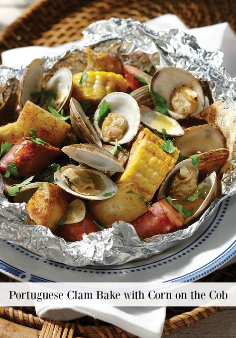 Clam Boil, Grilled Clams, Foil Packet Dinners, Foil Pack Meals, Foil Packet Meals, Clam Bake, How To Cook Potatoes, Corn On The Cob, Portuguese Recipes