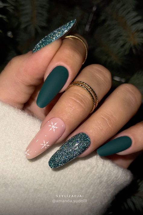 Nail Designs Sweater, Green Christmas Nail Designs, Green Christmas Nail, Green Christmas Nails, Xmas Nail Designs, Christmas Tree Nails, Candy Cane Nails, Winter Manicure, Nail Art Images