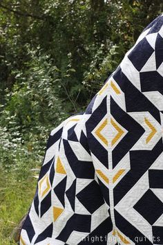 10 FREE Patterns to Grow your Skills as a Quilter ⋆ I See Stars Quilting Quilt Patterns For Big Prints, Navy Quilt Patterns, Mens Quilt Patterns, Contemporary Quilt Patterns, Black And White Quilt, Indigo Quilt, Modern Quilt Pattern, Modern Quilting Designs, Black And White Quilts