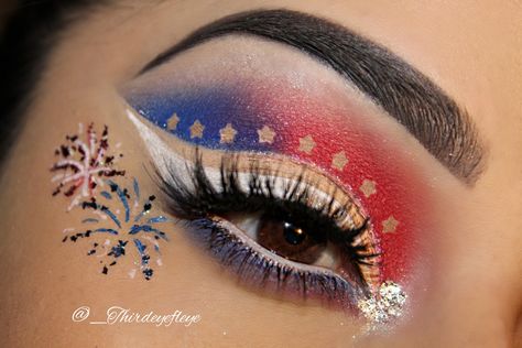 #4thofjulymakeup #eyemakeup #eyeshadow #eyelooks #makeuptrends #makeup #eyes #makeupinspo #makeupinspiration #redwhiteandblue Red White Blue Eye Makeup, Fourth Of July Makeup, School Spirit Face Paint, Patriotic Makeup, July Makeup, 4th Of July Makeup, Usa Makeup, Indie Makeup, Graphic Eyeliner