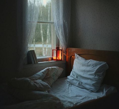 Love the lantern lighting and books on the windowsill. Always wondered what it would be like to sleep that close to a window. So nice to read in that spot on a rainy day or wake up to the summer sunshine. Room Photo, White Sheets, Home Goods Decor, Cozy Place, Decor Minimalist, Dark Room, Bedroom Aesthetic, Cozy Space, My New Room