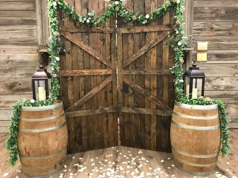 Barn Door Wedding, Door Backdrops, Western Themed Wedding, Wedding Isles, Wedding Doors, Wedding Entrance, Boho Wedding Decorations, Shabby Chic Wedding, Cute Wedding Ideas