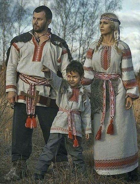 Slovania Viking People, Mens Garb, Slavic Clothing, Slavic Paganism, Polish Clothing, Russian Clothing, Family Women, Russian Folk, Folk Dresses