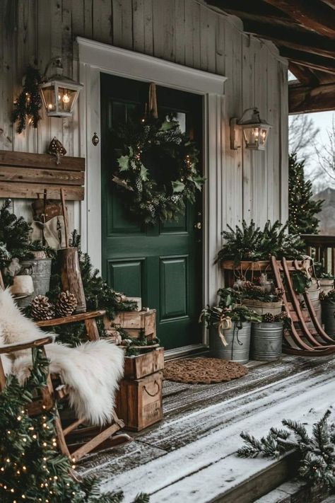 Rustic House Christmas Decor, Modern Farmhouse Christmas Porch, Farmhouse Christmas Porch Ideas, Modern Rustic Christmas Decor, Winter Porch Decorating Ideas, Ski Lodge Christmas, Farmhouse Christmas Porch, Christmas Front Porches, Porch Christmas Decorations