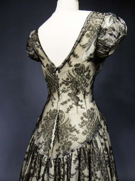 1940s Ball Gown, Dior White Dress, Dior Black And White, Race Dress, Dior Wedding Dresses, 1940s Evening Dresses, Christian Dior Gowns, Lace Couture, Gothic Gowns