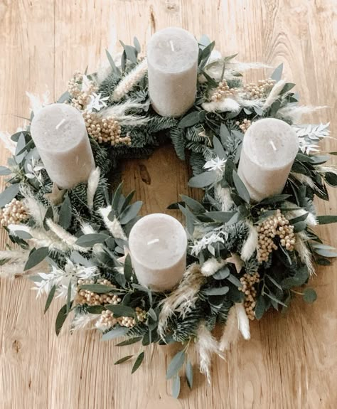 Christmas Table Decorations Diy, Dekoratívne Vence, Christmas Advent Wreath, Christmas Decorations Diy, Xmas Deco, Christmas Tree Inspiration, Advent Wreath, Xmas Diy, Christmas Inspo