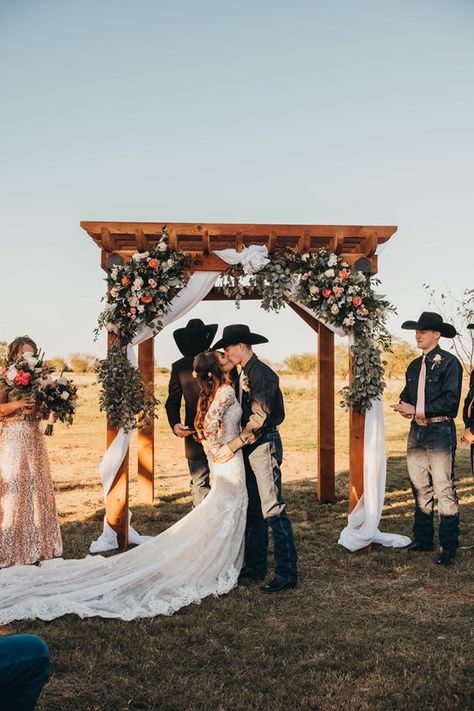 Western Family, Country Wedding Pictures, Outdoor Country Wedding, Country Western Wedding, Country Wedding Photos, Western Themed Wedding, Cowgirl Wedding, Country Barn Weddings, Country Couples