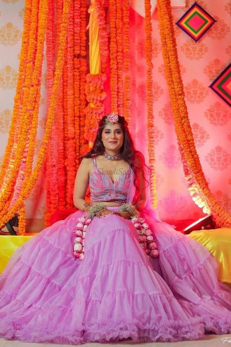 Haldi Function Dress For Bride, Mehandi Outfits Brides, Mehendi Decor Ideas At Home, Haldi Function Dress, Mehandi Outfits, Mehendi Function, Haldi Ceremony Outfit, Mehendi Decor Ideas, Bridal Hairstyle Indian Wedding