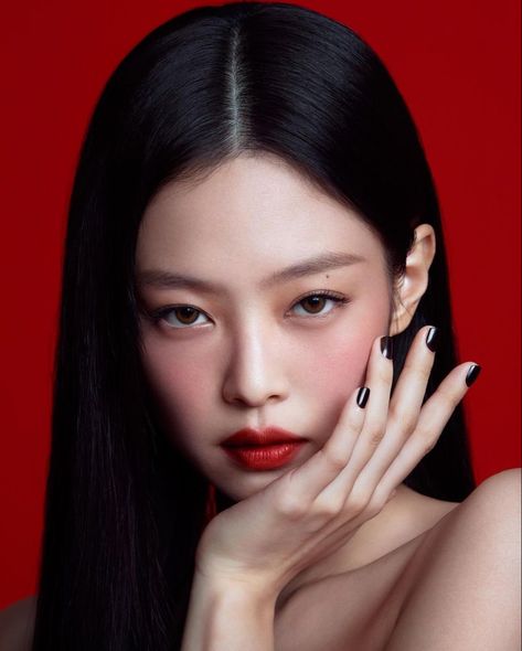 Blackpink #JENNIE Perfect Red Lips, All Eyes On Me, Foto Ideas Instagram, Jennie Lisa, Red Lipstick, Korean Skincare, Korean Makeup, Blackpink Jennie, Yg Entertainment