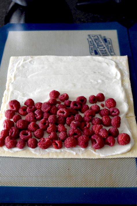 Puff Pastry With Raspberries, Raspberry And Puff Pastry, Puff Pastry Pinwheels Sweets, Raspberry Puff Pastry Desserts, Fresh Raspberry Desserts, Fresh Raspberry Recipes, Sweet Puff Pastry Recipes, Raspberry Danish, Puff Pastry Recipes Dinner