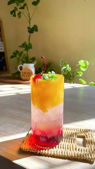 aryn’s homecafè on Instagram: "The tropical flavors of mango with a hint of lime create a refreshing and delicious drink for your sunny day 🍹☀️
Enjoy!
〰️
Mango Sunset Delight
•—•
200gr mango chuck
fresh lime juice
20ml grenadine syrup
soda water
〰️
〰️" Grenadine Syrup, Soda Water, Juice Drinks, Fresh Lime, Fresh Lime Juice, Sunny Day, Lime Juice, Yummy Drinks, Syrup