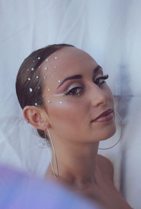 Dance Make Up Ideas, Ballet Dancer Makeup, Mirror Ball Makeup, Mirrorball Makeup, Euphoria Aesthetic Photoshoot, Dance Makeup Competition, Pearl Makeup Looks, Carnaval Aesthetic, Dance Competition Makeup