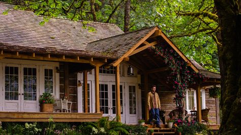 I love the flowers going up the post in front of the house.  It reminds me of one of my favorite childhood books "snow white and rose red," except there were white flowers on the other side of the entrance. The Shack Movie, Vermont Cabin, North Carolina Cabins, Outside House Ideas, Shack House, River Rock Fireplaces, Heights House, Log Home Plan, Movie Houses