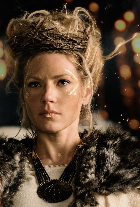 Katheryn Winnick stars as Lagertha Lothbrok in The Vikings (History Channel 2013-2020) Lagertha Lothbrok, Lagertha Vikings, Viking Makeup, Vikings Halloween, Lagertha Hair, Vikings Lagertha, Viking Party, Viking Aesthetic, Costume Viking