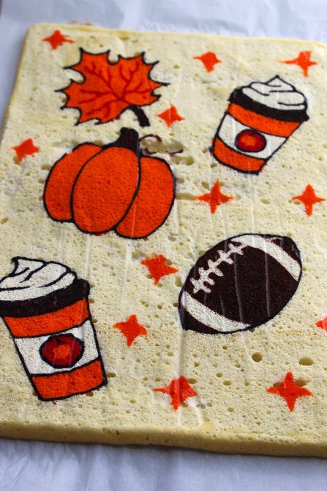 Roll Cake With Design, Thanksgiving Swiss Roll Cake, Thanksgiving Swiss Roll, Rolled Cakes With Designs, Halloween Swiss Roll, Fall Themed Sheet Cakes, Fall Themed Cake Ideas, Halloween Roll Cake, Halloween Cake Roll