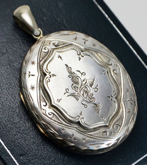 Antique Large SOLID SILVER Double Sided ORNATE Engraved Victorian Leaf Locket Victorian Locket, Antique Locket, 14k Yellow Gold Necklace, Metal Clay Jewelry, Antiques Jewelry, Dragon Jewelry, Bird Jewelry, Silver Lockets, Victorian Jewelry