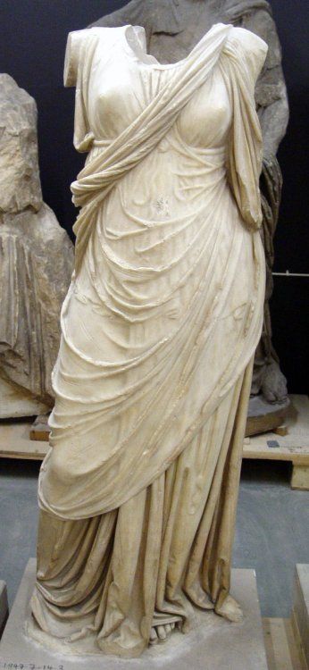 Ancient Greece Sculpture, Fantasy Statue, Living Statue, Statue Tattoo, Roman Statue, Greek Statues, Roman Sculpture, Greek Sculpture, Dragon Statue