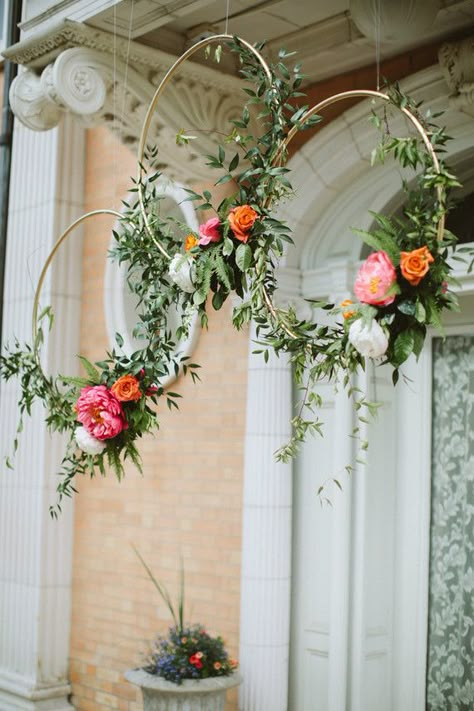 Gold hoops with flowers. Seriously, how stylish can a wedding get?! Dekoratívne Vence, Rustic Wedding Decorations, Flowers And Greenery, Deco Floral, בר מצווה, Romantic Weddings, Bohemian Wedding, Simple Weddings, Backyard Wedding