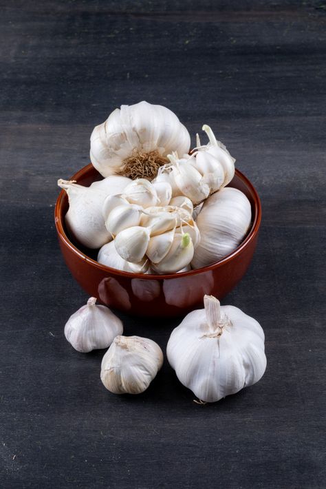 Benefits Of Eating Garlic, Eating Raw Garlic, Indian Herbs, Garlic Bulbs, Garlic Benefits, Raw Garlic, Cholesterol Diet, Garlic Bulb, Sweet Pumpkin