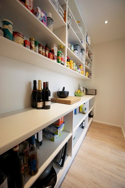 Kitchen by Rosemount Kitchens Butlers Pantry Ideas Layout, Butlers Pantry Ideas, Modern Kitchen Pantry, Modern Kitchen Layout, Narrow Pantry, Organiser Cucina, Kitchen Butlers Pantry, Pantry Layout, Pantry Laundry Room