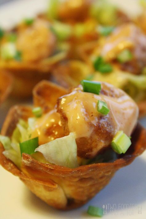 Two foodies and a tot: Bang bang shrimp taco cups Fatty Recipes, Shrimp Cups, Shrimp Taco, Taco Cups, Fancy Appetizers, Bang Bang Shrimp, Shrimp Tacos, Bang Bang, Chinese Food