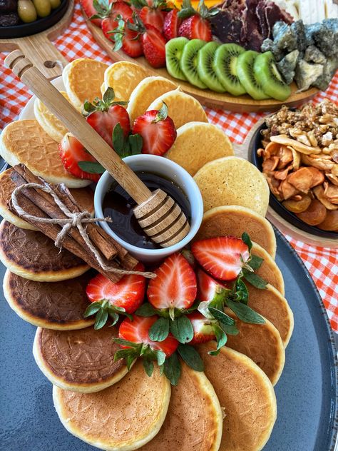 Tumblr Food, Brunch Buffet, Party Food Platters, Food Garnishes, Cooking Chef, Sweet Snacks Recipes, Buffet Food, Food Trays, Party Food Appetizers