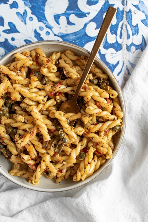 Pasta Capers, Fusilli Recipes, Rigatoni Recipes, Spicy Pasta, Fusilli Pasta, Italian Pasta Recipes, Hot Pepper Sauce, Cooked Breakfast, Stuffed Hot Peppers