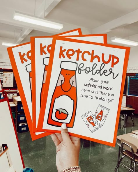 Kindergarten Must Haves, Ketchup Folder, First Year Teacher Must Haves, Teacher Organization Ideas, Future Educator, Folder Ideas, Teacher Aide, Teaching Classroom Decor, Traditional Classroom