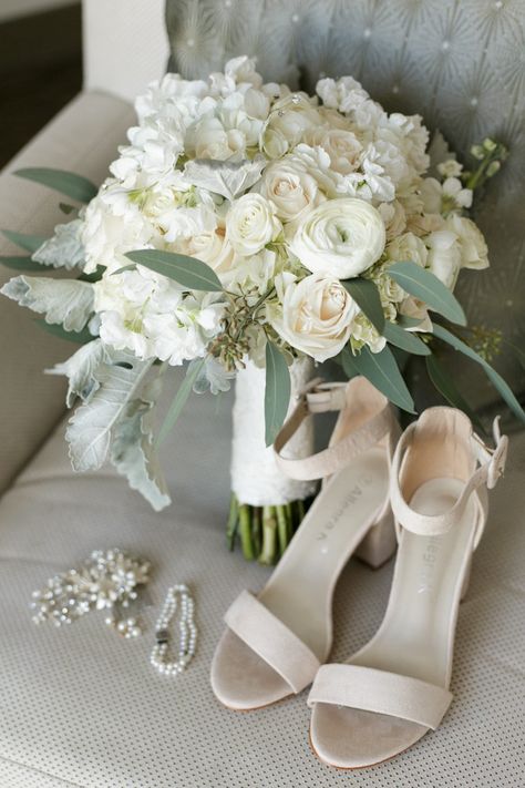 Wedding Shoes And Bouquet Photo, White And Blush Bridal Bouquet, خواتم خطوبة, Blush Bridal Bouquet, Rustic Modern Wedding, Wedding Details Photography, Wedding Picture Poses, Rustic Wedding Flowers, Blush Bridal