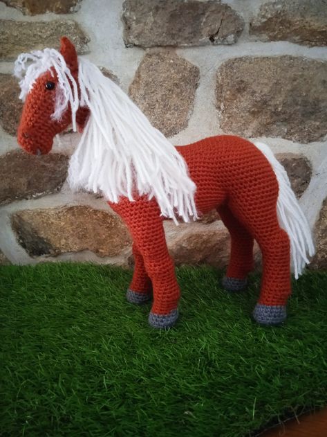 Cheval très réaliste entièrement crocheté à la main dans une laine acrylique cheval de trait robe alezan et crinière blondeses dimensions sont les suivanteshauteur 34 cm au niveau de la tête23cm au niveau de la croupe sur une largeur moyenne d'environ 14 cmyeux de sécuritélavable en machine à 30° dans un filet de protection pas de sèche lingemoyennant un supplément de3 € il peut être livré avec sa couverture brodée d'un blason avec l'initiale de l'enfant ( voir photo) . je demanderai alors un dé Dinosaur Stuffed Animal, Toys, Crochet, Animals