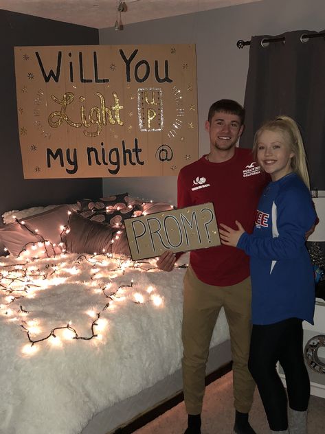 Candle Promposal, Twilight Promposal Ideas, Simple Prom Proposal Ideas, Cheer Promposal, Romantic Promposal, Prom Posals Ideas, Promposal Ideas For Girlfriend, Softball Promposal, Birthday Interview Printable