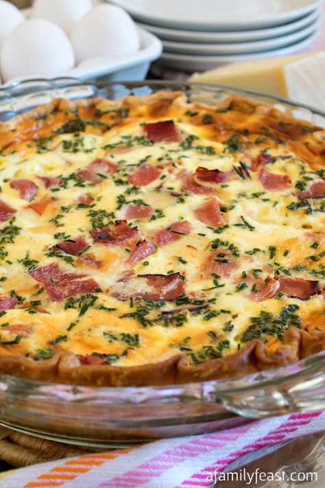 Ham and Swiss Quiche - A classic flavor combination in a quiche. Recipe includes the best quiche custard that can be used with any cheese, meats or veggies you'd like. Ham And Swiss Quiche, Swiss Quiche, Best Quiche, Ham And Swiss, Breakfast Quiche Recipes, Quiche Recipes Easy, Cheese Quiche, Diner Recept, Quiche Recipe