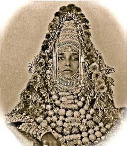 Antique Silver, Bronze & Gemstone Jewelry Styles in Yemen, Turkmenia & Ancient Mongolia: A Worthy Necklace for a Yemen Bride of High Value Yemeni People, Jewish Bride, Jewish Women, Jewish Culture, Jewelry Styles, We Are The World, Stone Age, World Cultures, People Of The World