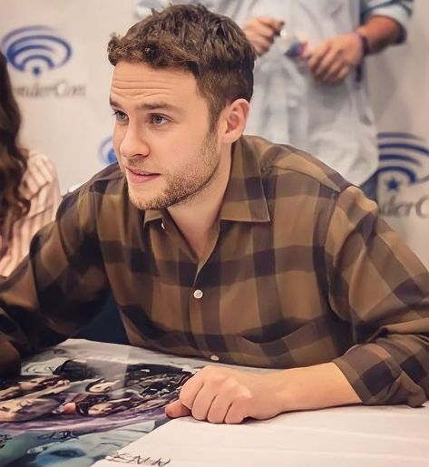 Iain De Caestecker Italy 🇮🇹 on Instagram: “📷 Wondercon, 2018 - - - #IainDeCaestecker #Actor #Scottish #ScottishActor #British #LeopoldFitz #LeoFitz #FitzSimmons #ElizabethHenstridge…” Leopold Fitz, Shield Cast, Fan Casting, Elizabeth Henstridge, Iain De Caestecker, Fitz And Simmons, Mako Mermaids, Marvel Cast, Agents Of Shield