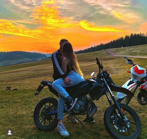 Moto Couple, Dirt Bike Couple Pictures, Motorbike Couple Goals, Mtb Couple, Couple Moto, Dirt Bike Couple, Acid Wallpaper, Motocross Couple, Horse Couple