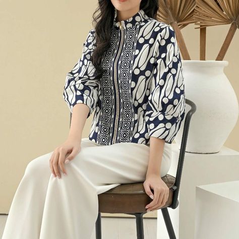 Blouse Batik Modern Kombinasi, Dress Batik Hijab, Batik Modern Fashion Style, Batik Fashion Modern, Model Blouse Batik, Dress Batik Modern, Batik Blazer, Batik Clothing, Long Blouse Designs