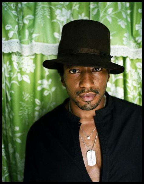 A Tribe Called Quest's Q-tip shares mitochondrial DNA (mtDNA) with the Jola/Djola people of Guinea-Bissau. Q Tip Rapper 90s, Q Tip A Tribe Called Quest, Q Tip Rapper, Rapper 90s, Addicted To Music, Handsome Gentleman, Mitochondrial Dna, Tall Dark Handsome, Southern Coastal