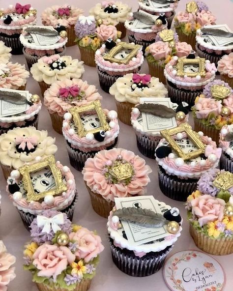 Bridgerton Inspired Desserts, Bridgerton Cupcake Ideas, Bridgerton Cake Pops, Bridgerton Dessert Table, Bridgerton Inspired Cake, High Tea Themed Party, Bridgerton Theme Cake, Bridgerton Cupcakes, Bridgerton Snacks